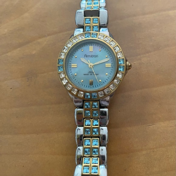 Armitron woman’s quarts watch waterproof - Picture 7 of 10